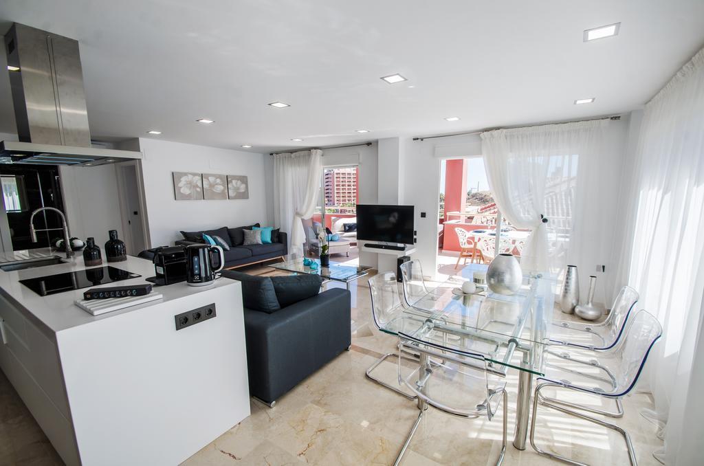 Appartamento Gorgeous 170 Sq.M. Penthouse With Sea View Terraces Benalmádena Esterno foto